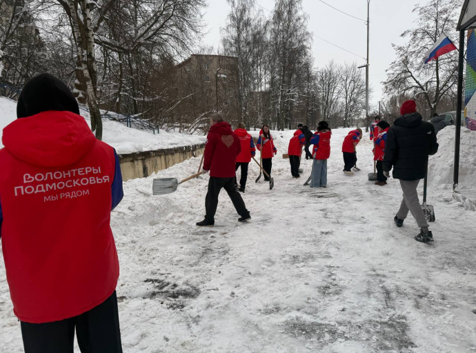 Люберецкие волонтёры очистили территорию у молодёжного центра после сильного снегопада