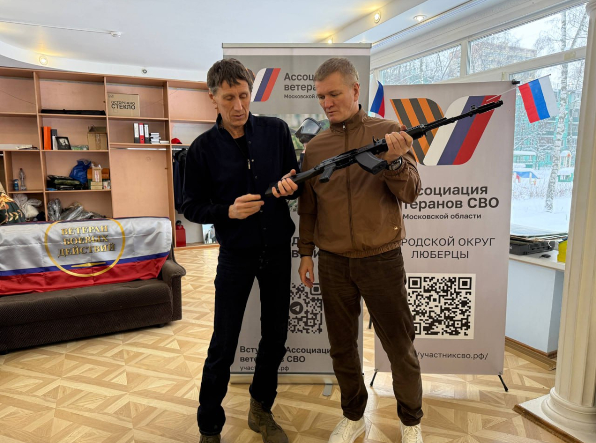 Два макета автомата Калашникова переданы ветеранам СВО Люберец для занятий со школьниками