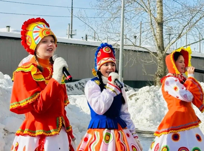 Угостили блинами на Масленицу в посёлке Октябрьский