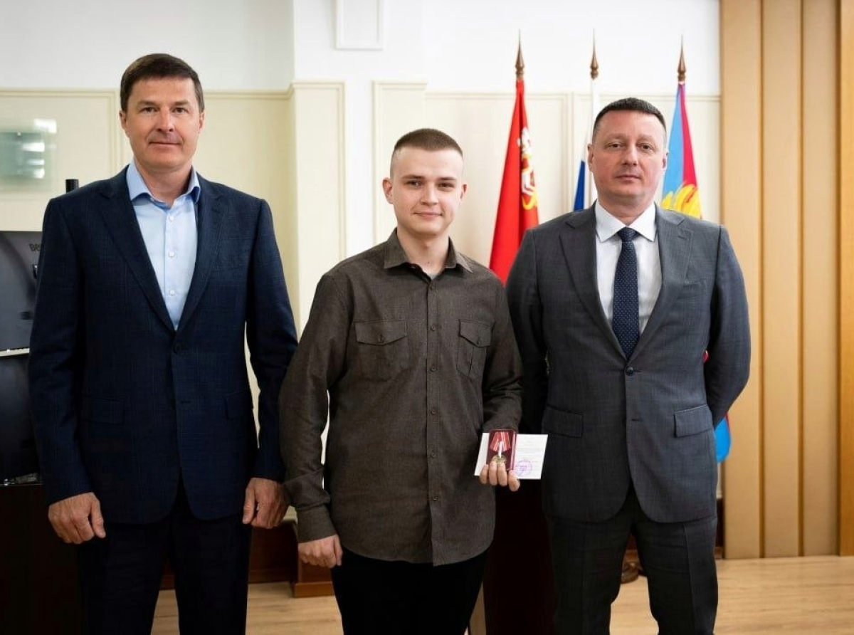 Глава Люберецкого округа вручил Ивану Соколову награду за спасение людей из огня
