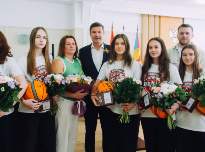 Владимир Волков поздравил баскетболисток Люберец с победой в Единой школьной лиге
