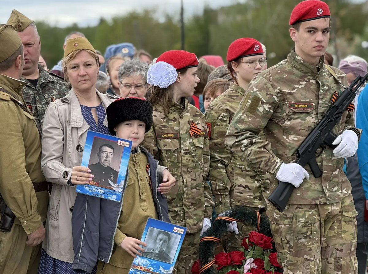 Красные гвоздики в знак памяти о героях возложили к стеле жители Красково Люберецкого округа