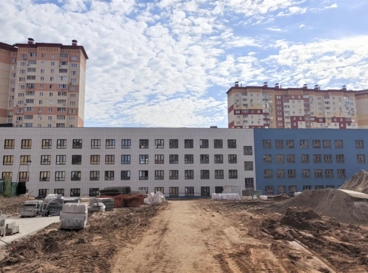Продолжается благоустройство территории в новом образовательном комплексе ЖК «Новые Островцы» в Люберцах