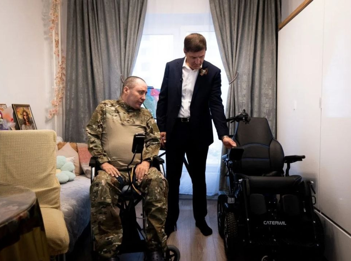Кресло-коляску передали ветерану специальной военной операции из Люберец
