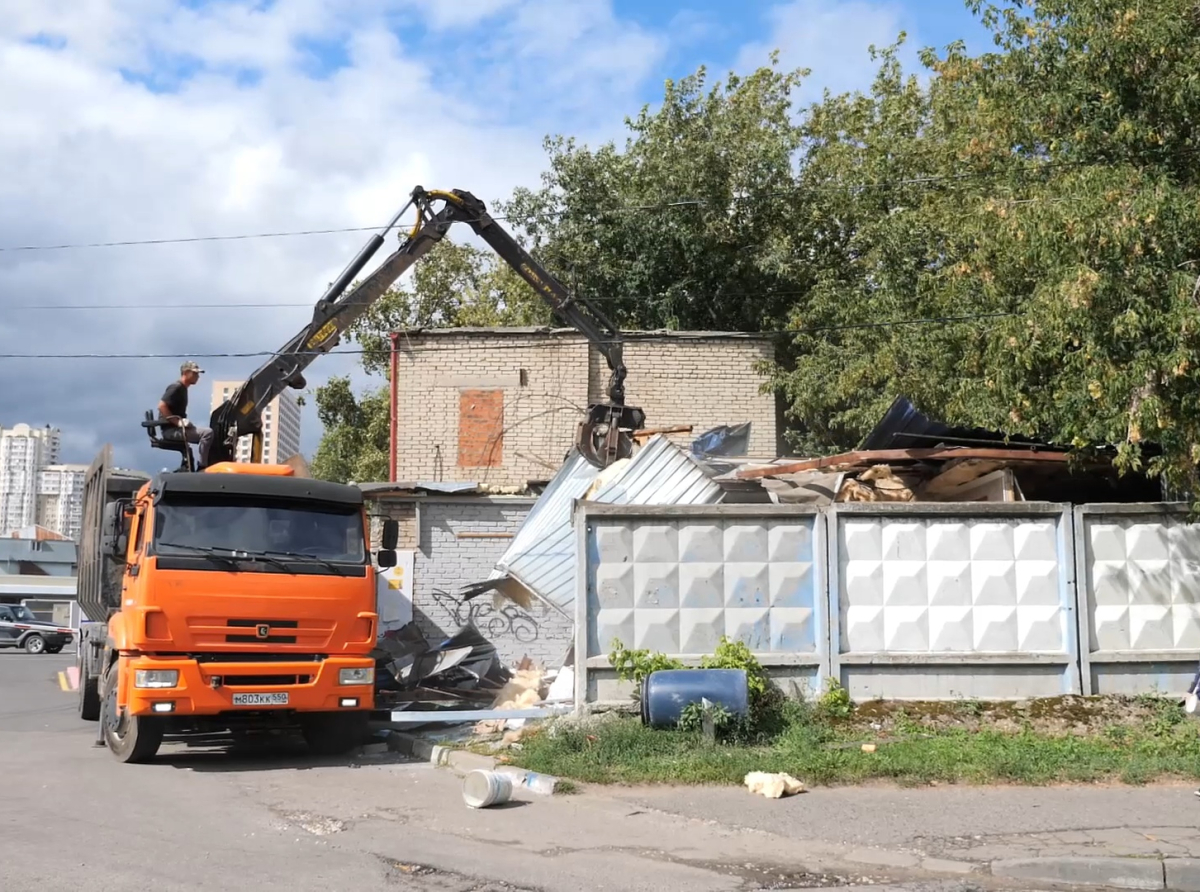 Более ста НТО демонтировали в Люберцах с начала года