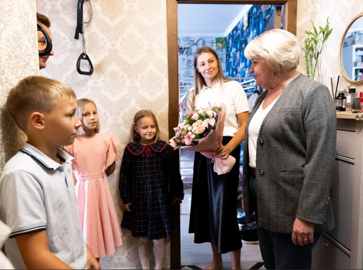 Многодетная семья Люберец получила подарочный набор ко Дню знаний