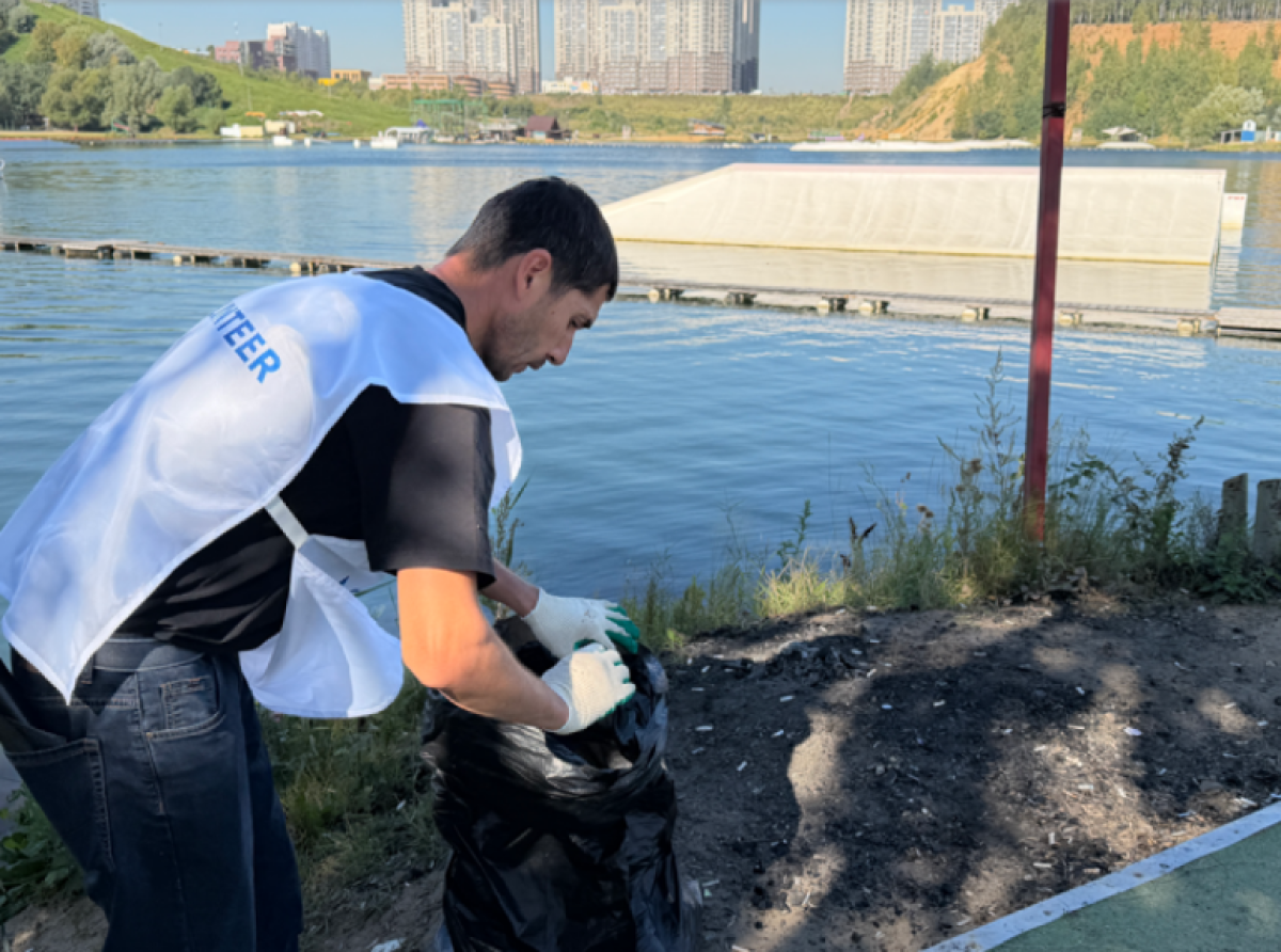 Провели очистку берега Дзержинского карьера