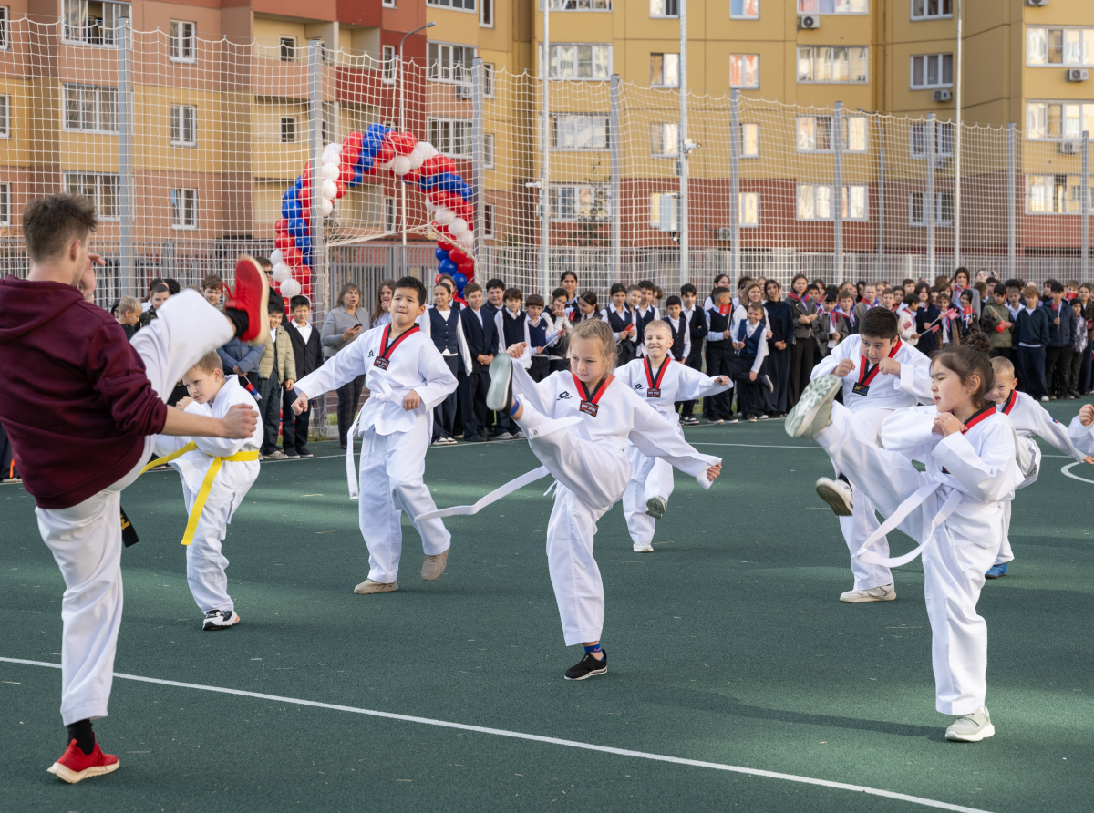 Новый школьный стадион открыли в Островцах Люберецкого округа